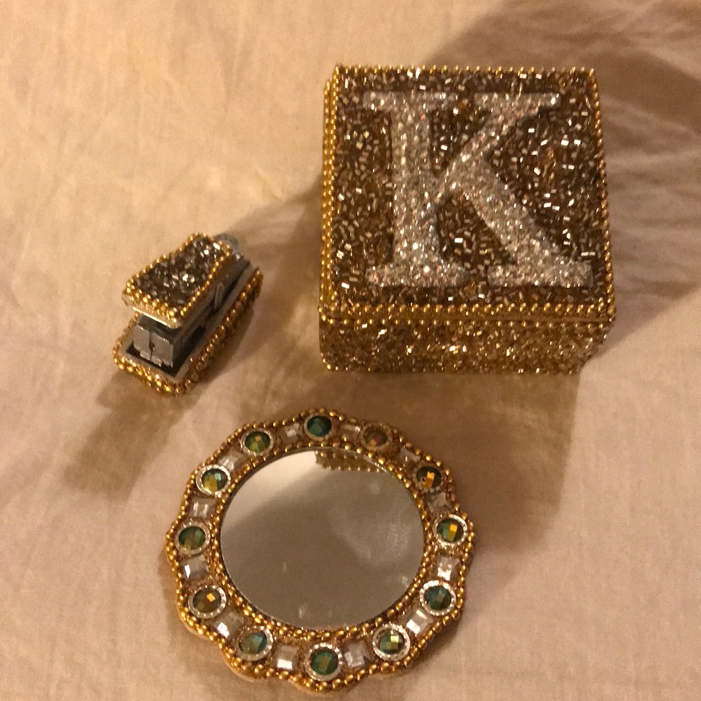 Small jewelry box with accessories